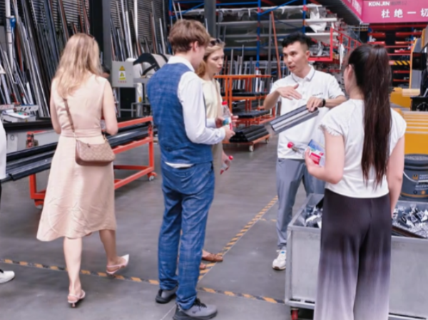 Foreign Customers Visit The Factory